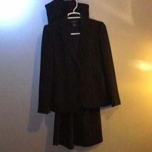 AnnTaylor Petites 2P suit. Jacket and pants.